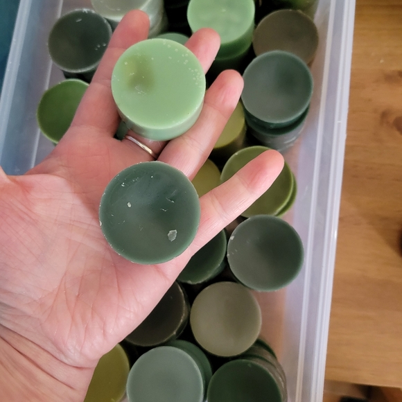 Reclaimed Candle Wax 1 Pound Greens - Picture 2 of 4